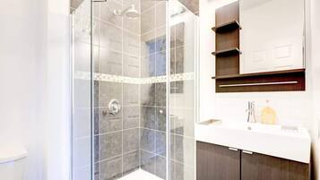 Douche, serviettes fournies, savon, shampoing