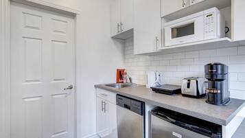 Køleskab, mikrobølgeovn, kogeplade, kaffe-/temaskine