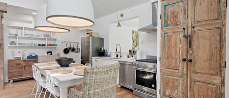 Réfrigérateur, micro-ondes, four, plaque de cuisson