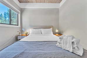 3 bedrooms, desk, WiFi, bed sheets