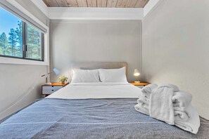 3 室のベッドルーム、デスク、WiFi、ベッドシーツ