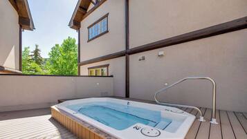 Tina de hidromasaje al aire libre