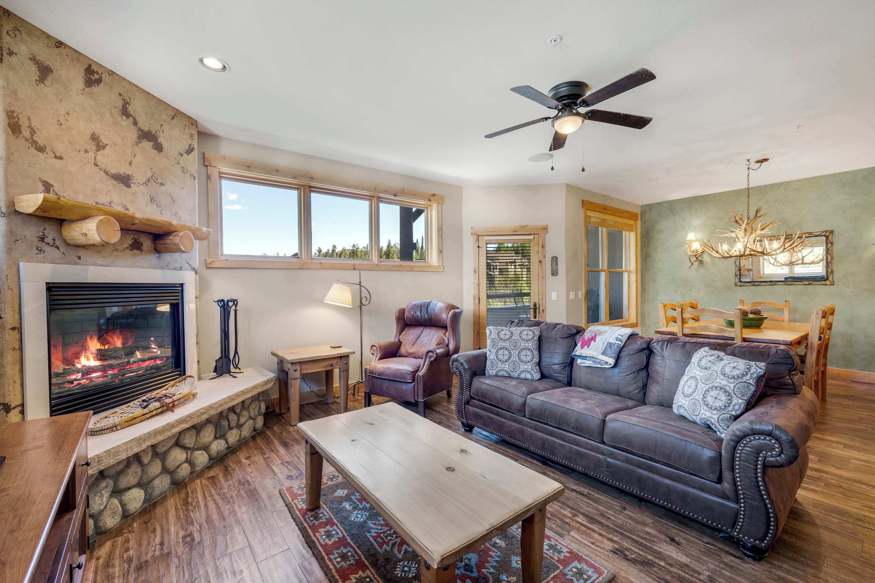 Een televisie en een open haard