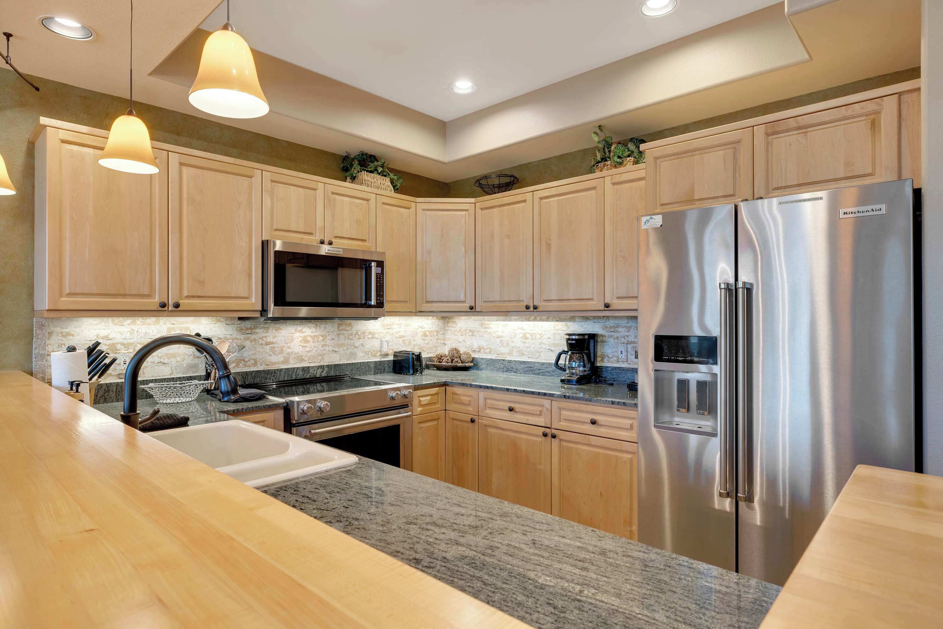 Geladeira, micro-ondas, fogão, cooktop