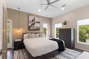 6 slaapkamers, een bureau, een strijkplank/strijkijzer, wifi