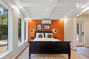 6 bedrooms, desk, iron/ironing board, WiFi