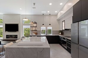 Réfrigérateur, micro-ondes, four, plaque de cuisson