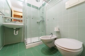 Douche, sèche-cheveux