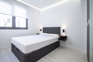 1 bedroom, iron/ironing board, Internet, bed sheets - Modern Apartment in Malasaña (Madrid)