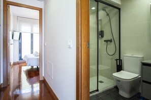 Hair dryer, towels - CASTELLANA PARKING 1 BEDROOM - 01 (Madrid)