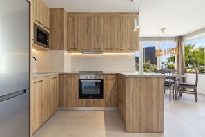 Kühlschrank, Mikrowelle, Ofen, Geschirrspüler
