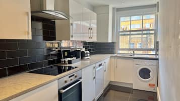 雪櫃、微波爐、焗爐、爐具