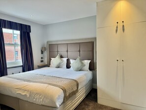 3 habitaciones, escritorio y tabla de planchar con plancha 