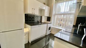 Een koelkast, een magnetron, een oven, een kookplaat