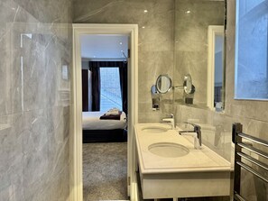 Hair dryer - 2 Bed/3 Bath Brand New Modern Flat with Air Con (Greater London)