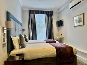 2 bedrooms, desk, iron/ironing board, travel cot - 2 Bed/3 Bath Brand New Modern Flat with Air Con (Greater London)