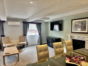 Interior - 2 Bed/2 Bath Brand New Modern Flat with Air Con (Greater London)