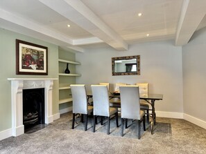 Dining - 2 Bed/2 Bath New Modern Flat with Air Con (Greater London)