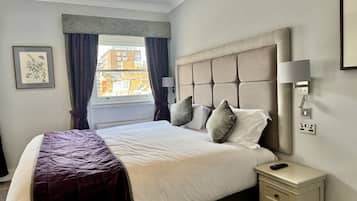 2 slaapkamers, een bureau, een strijkplank/strijkijzer, reisbedje