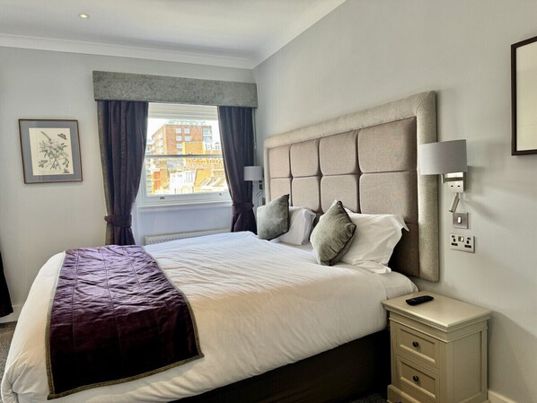 2 habitaciones, escritorio y tabla de planchar con plancha 