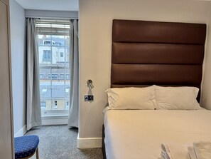 3 chambres, bureau, fer et planche à repasser, lit parapluie