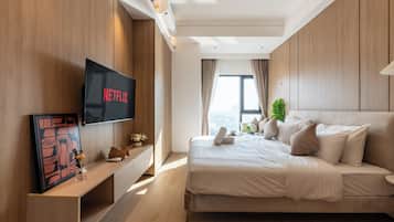 Studio – basic, elveutsikt | Skrivebord for bærbar PC og wi-fi (inkludert)