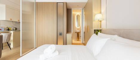 Comfort Apartment, Partial Lake View | Free WiFi