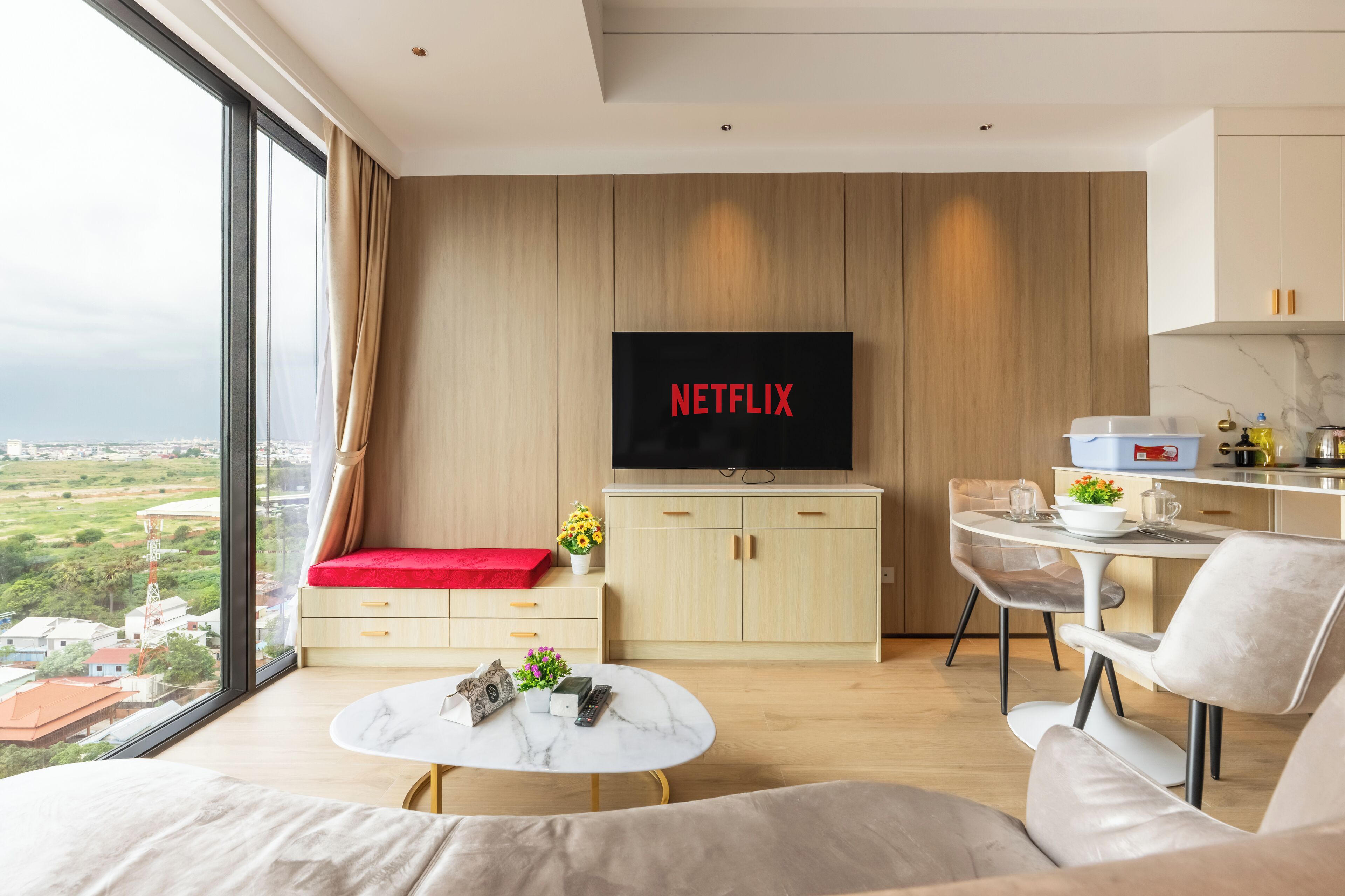 Comfort Apartment, Partial Lake View | Living area