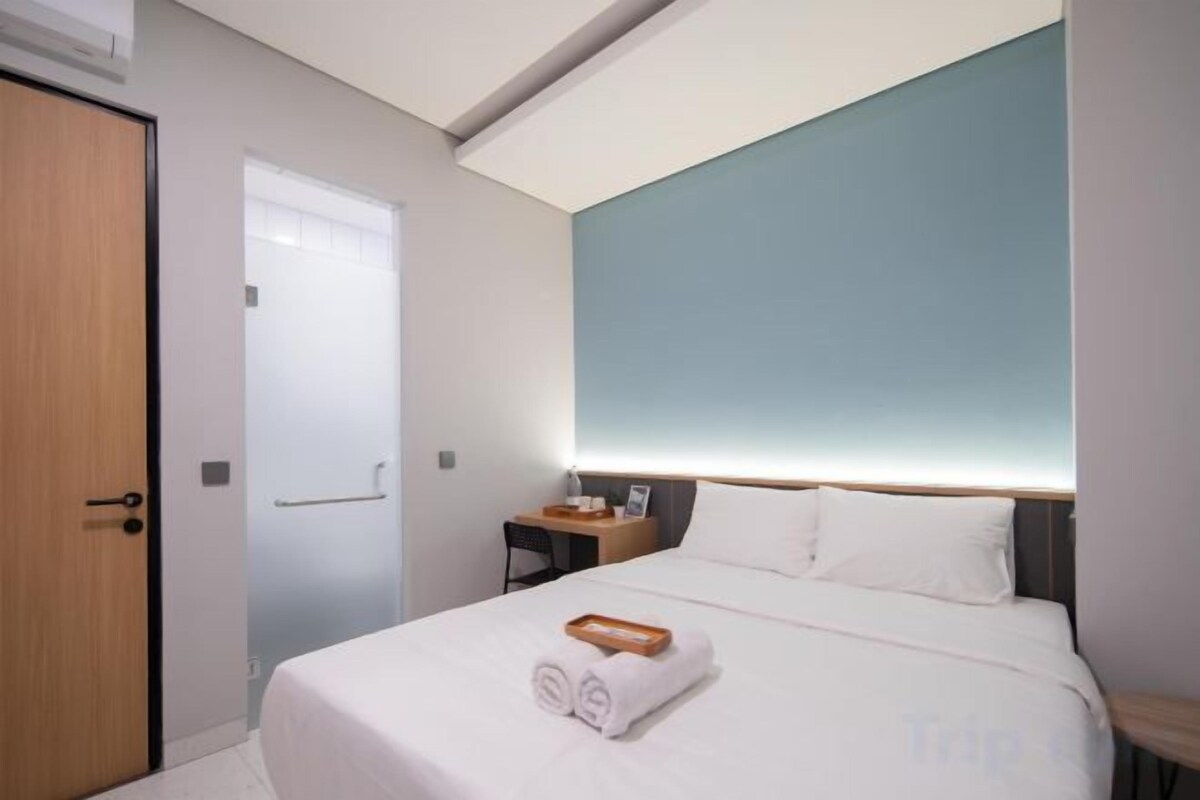 Desk, laptop workspace, WiFi (free), bed sheets