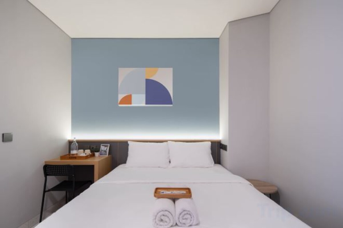 Desk, laptop workspace, WiFi (free), bed sheets