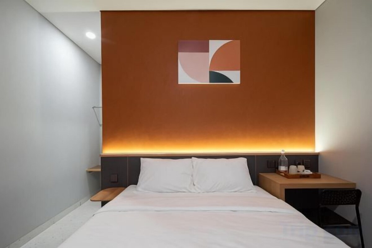 Desk, laptop workspace, WiFi (free), bed sheets