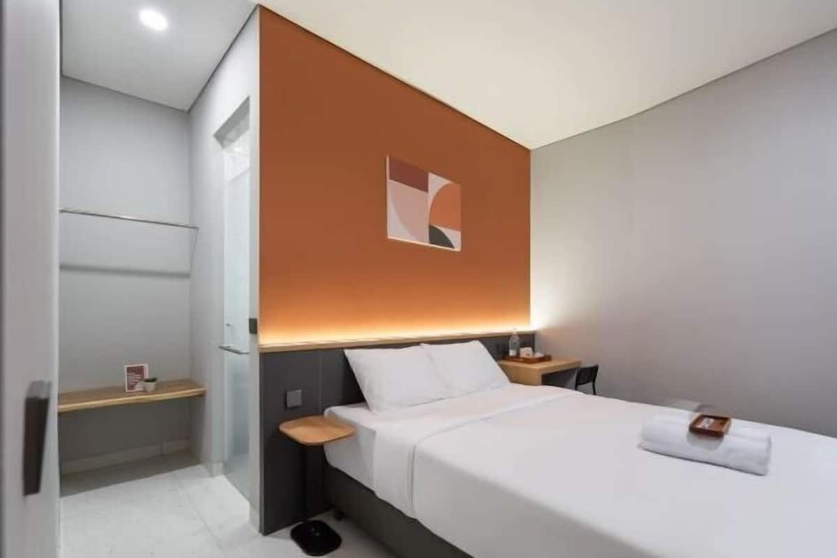 Desk, laptop workspace, WiFi (free), bed sheets