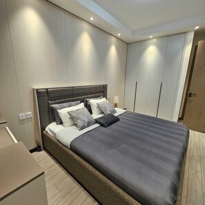 1 bedroom, iron/ironing board, WiFi, bed sheets - Chic 1-bedroom apartment with balcony and rooftop Riverview pool gym and terrace (Kinshasa)