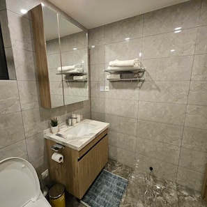 Douche, sèche-cheveux, serviettes fournies, savon