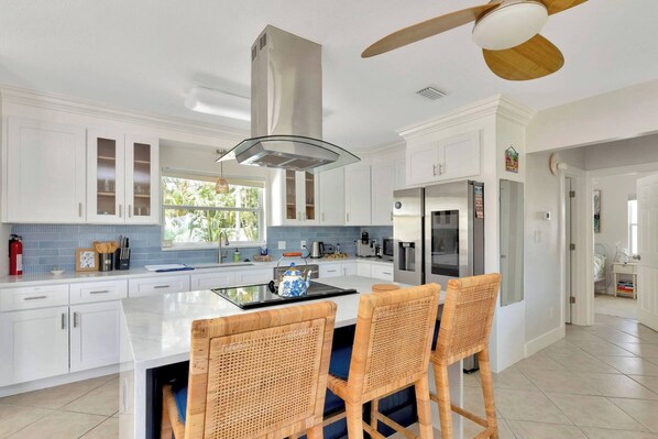 Réfrigérateur, four à micro-ondes, un four, surface de cuisson