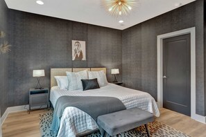 Escritorio, tabla de planchar con plancha, wifi y ropa de cama 