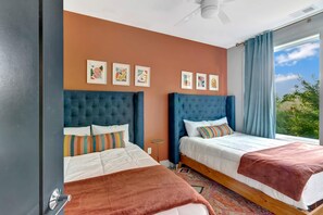 Escritorio, tabla de planchar con plancha, wifi y ropa de cama