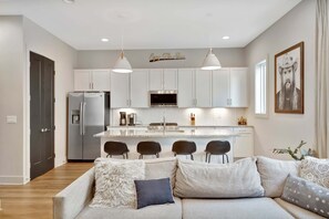 Una televisión, una oficina