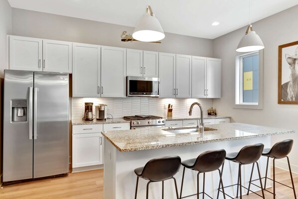 Frigorífico, microondas, horno y placa de cocina