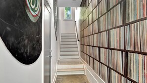 Een trap die leidt naar een kamer met een boekenplank vol boeken.