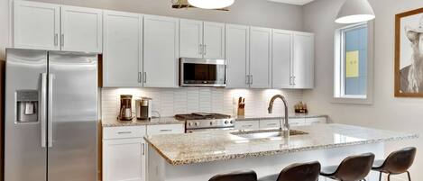 冷蔵庫、電子レンジ、オーブン、コンロ