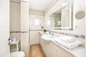 Ducha, secador de pelo, toallas