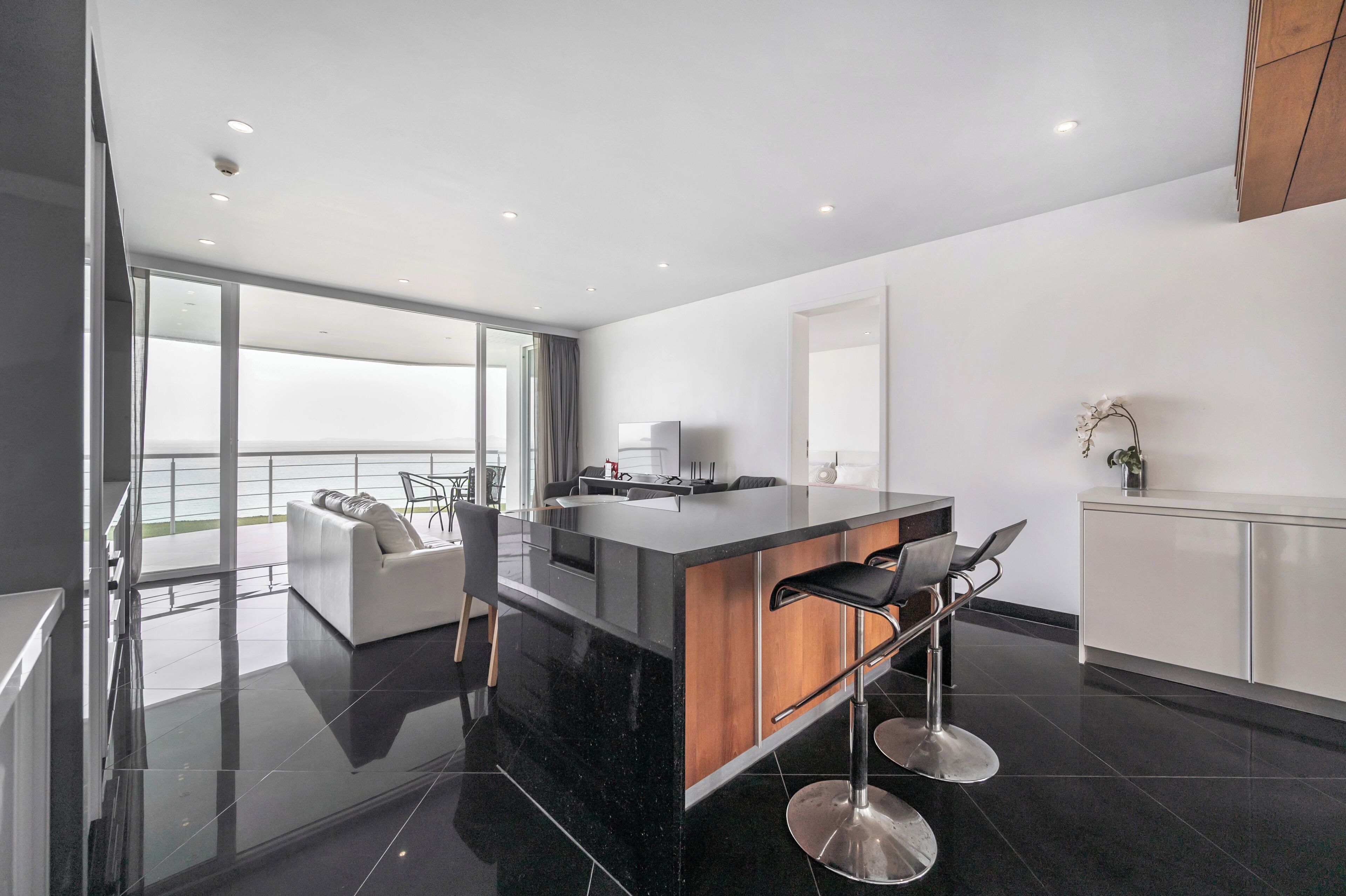 Chill Beachfront Vibes With 3br Ocean Views & Pool - Pattaya
