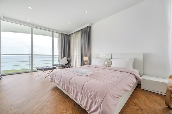 3 bedrooms, free WiFi, bed sheets, wheelchair access