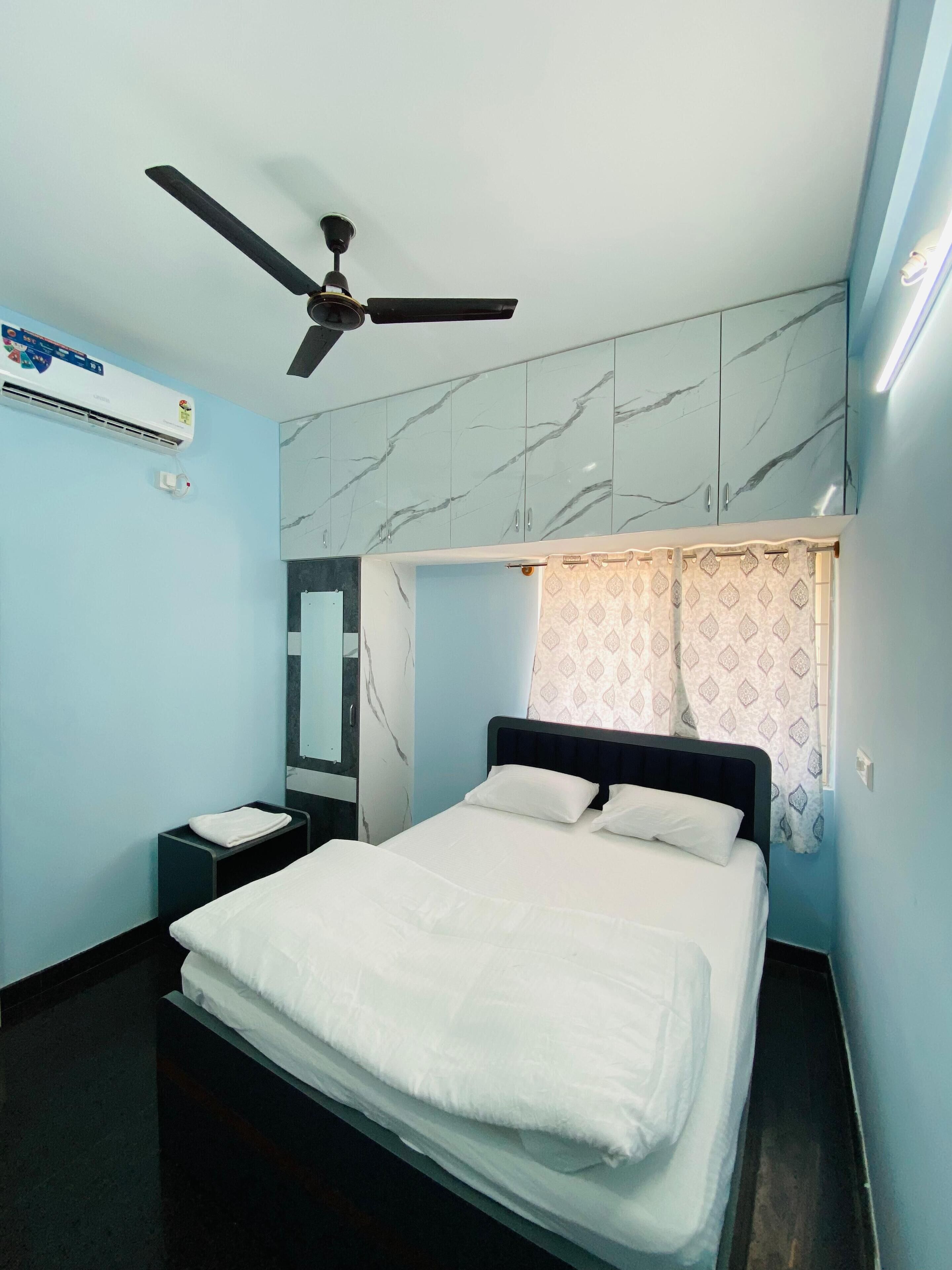 Escritorio, espacio para trabajar con laptop y wifi gratis 