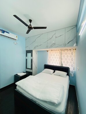 Desk, laptop workspace, free WiFi - Jc Residence (Bangaluru)