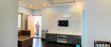 Schreibtisch, laptopgeeigneter Arbeitsplatz, kostenloses WLAN