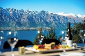 Outdoor dining - Lordens 1 | Lake Views, Hot Tub, A/C, Fireplace (Queenstown)