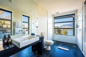 Dusche, Haartrockner, Handtücher, Shampoo