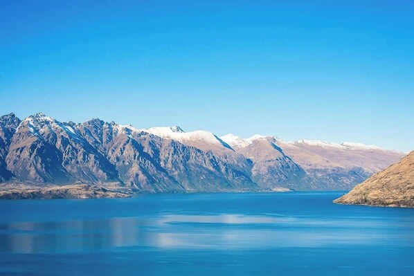 Un paysage montagneux avec un lac paisible.
